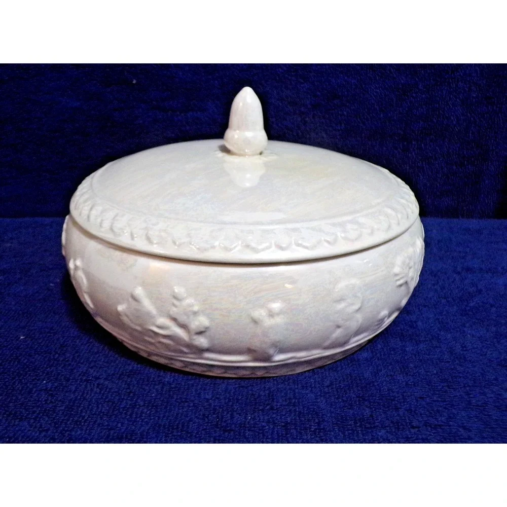 Arnel's Vintage Porcelain 2 Quart Iridescent Pearl Covered‎ Serving Bowl 8.5